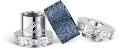 Charm i rostfritt stål med silverfattning, blå insats och ”Mom”-gravyr