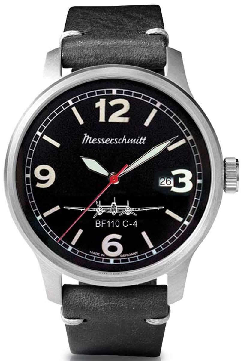 Herrklocka med svart urtavla, Messerschmitt-logotyp och brunt läderarmband