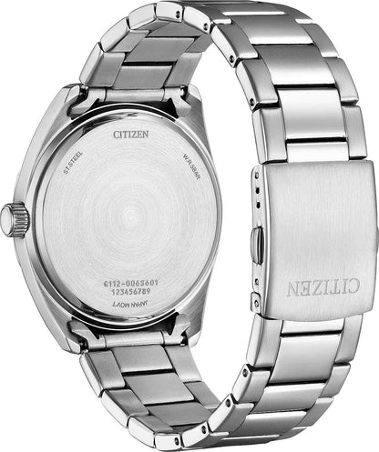 Baksida av herrklocka med boett i rostfritt stål, gravyrer i glaset och länkarmband