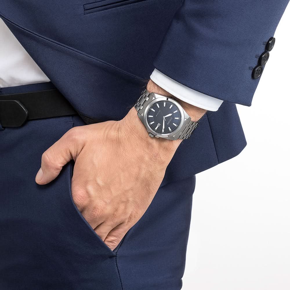 Citizen herrklocka på handleden med mörkblå urtavla och silverfärgat armband