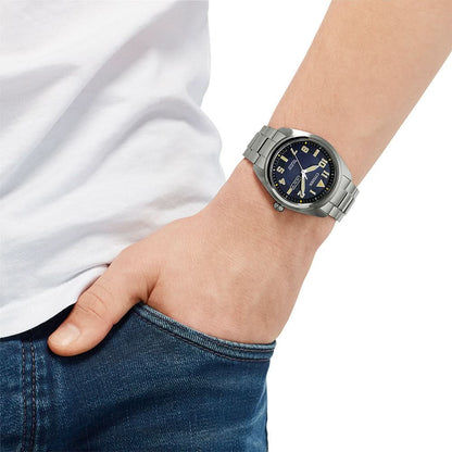 Armbandsur för herrar på handleden, blå urtavla med indexmarkeringar och metallarmband