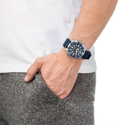Herrklocka på handleden med blå urtavla och blått armband