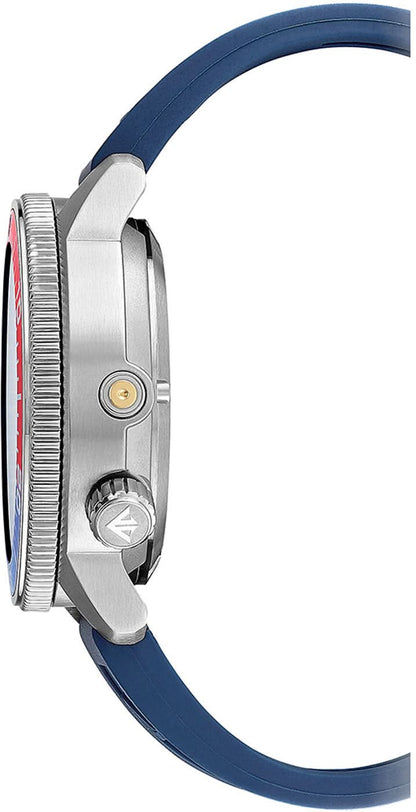 Herrklocka sedd från sidan: silverfärgat hölje, krona och blått armband