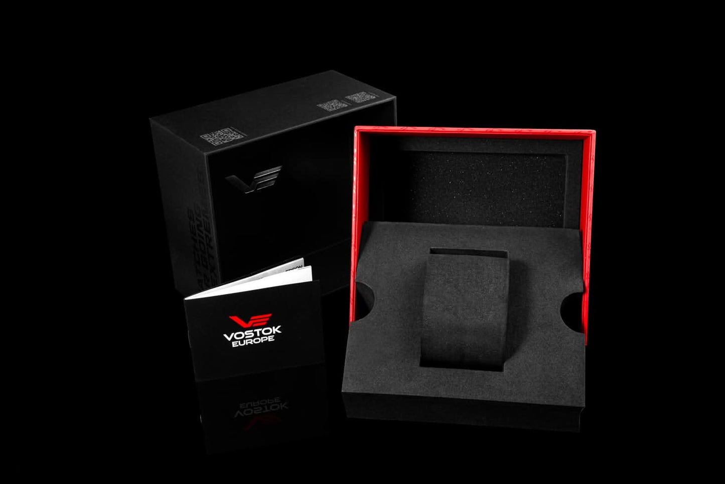 Klockset i svart låda med röd ram och svart sammetsinredning