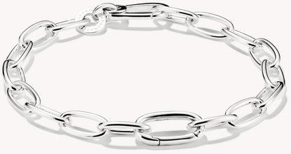 Charmarmband i silver med slutna länkar och en Connect-länk
