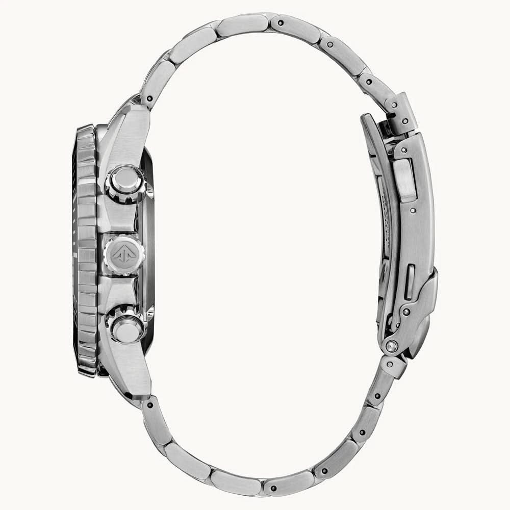 Herrklocka med silverfärgat armband i rostfritt stål och polerat boett, sedd från sidan
