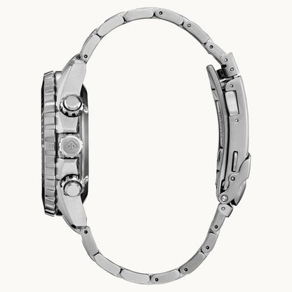 Herrklocka med silverfärgat armband i rostfritt stål och polerat boett, sedd från sidan