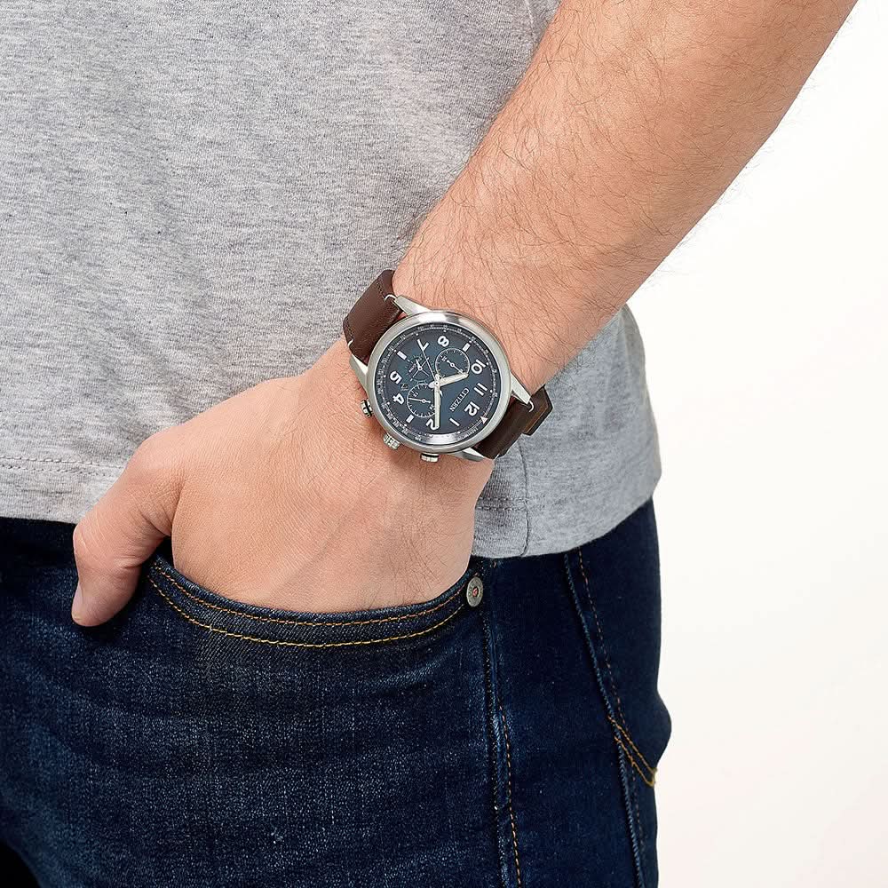 Armbandsur för herrar på handleden med mörkblå urtavla och brunt läderarmband