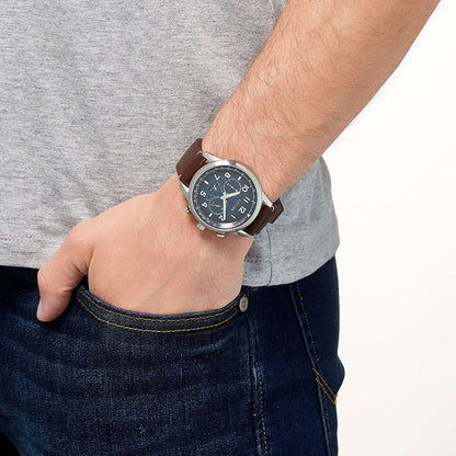 Armbandsur för herrar på handleden med mörkblå urtavla och brunt läderarmband