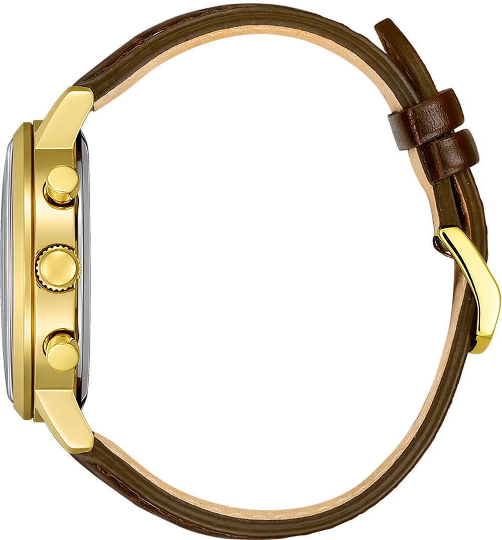 Sidovy av herrklocka med guldfärgad boett och brunt läderarmband.