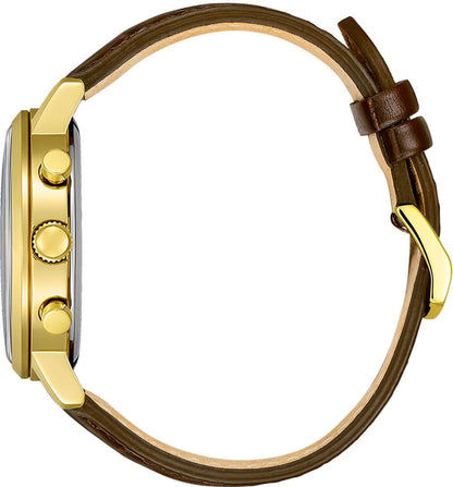 Sidovy av herrklocka med guldfärgad boett och brunt läderarmband.
