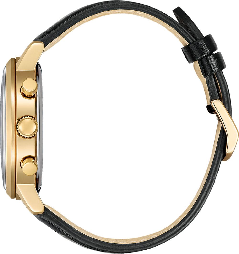 Sidovy av ett klockfodral med guldfärgad infattning och krona, fäst svart läderarmband