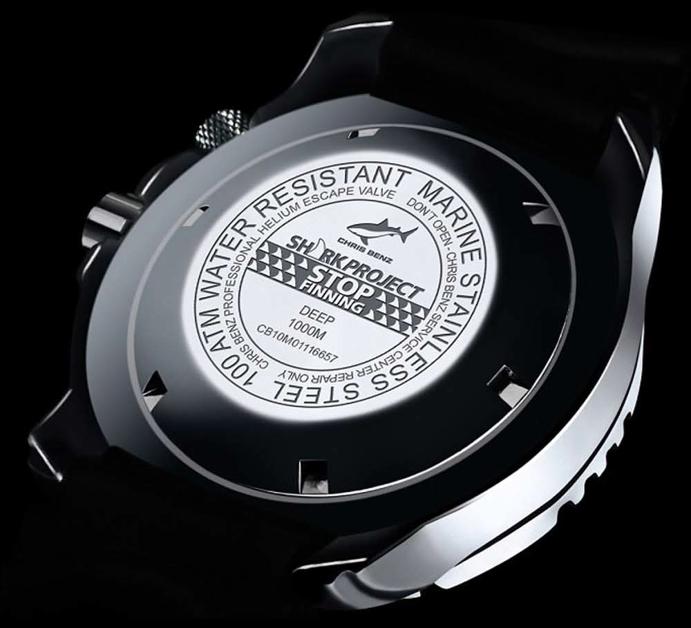 Herrklocka baksida med tryck "Sharkproject" och "Water Resistant"