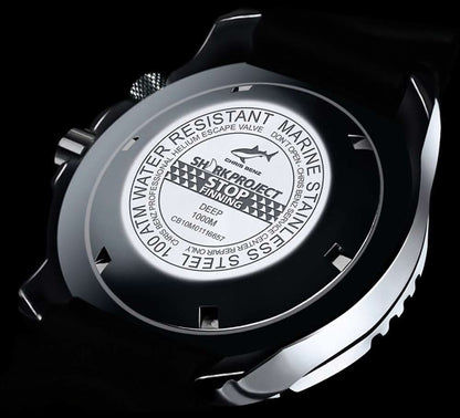 Herrklocka baksida med tryck "Sharkproject" och "Water Resistant"