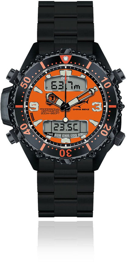 Svart herrur med djupmätare: orange urtavla, digital display, metallarmband.