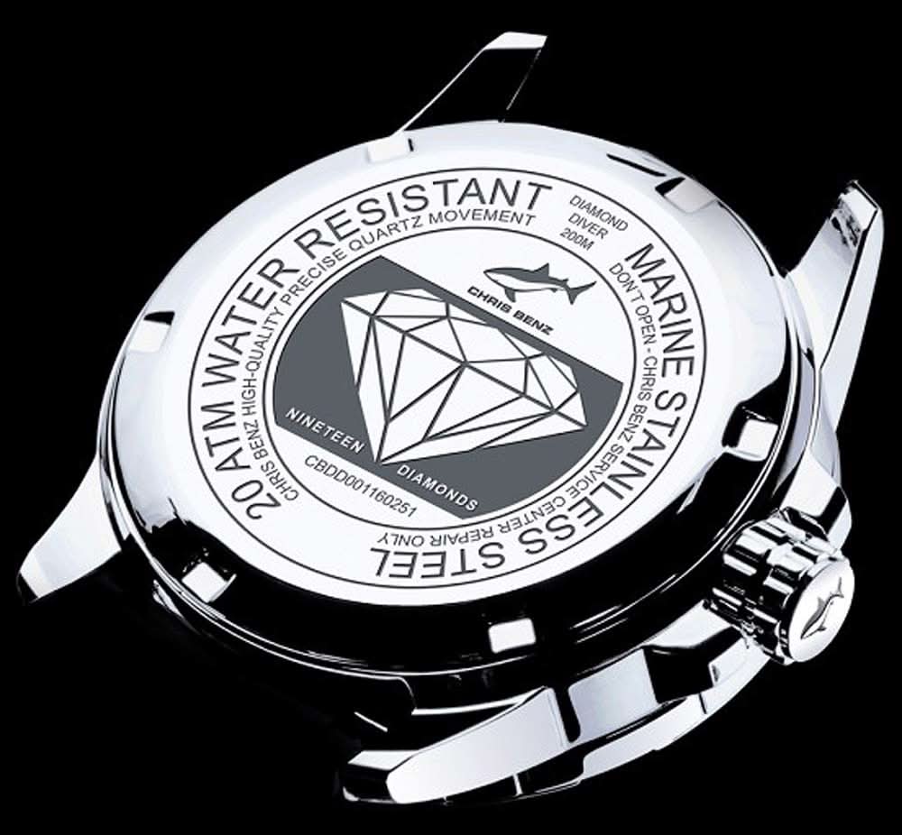 Damklocka baksida med präglat logo, text och diamantformat mönster