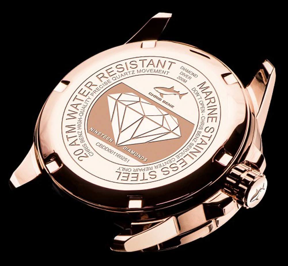 Urtavla i roséguld med gravyr "WATER RESISTANT" och diamantmotiv
