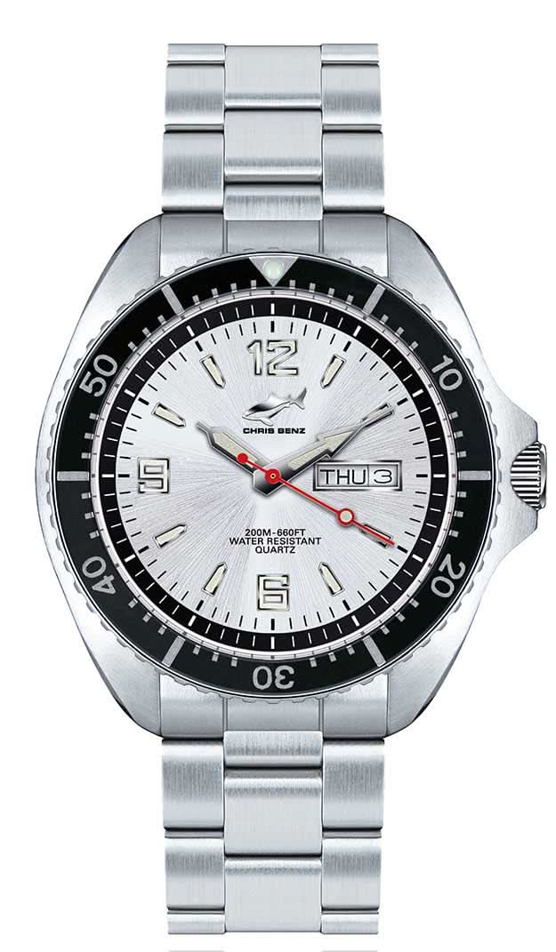 "Damklocka med armband i silverfärgat rostfritt stål, vit urtavla och svart ring, med visare"