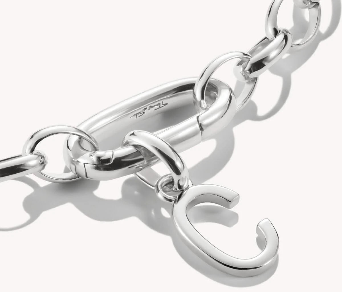 Thomas Sabo berlock bokstav C, detaljer på ögla och länkar, silverfärgad