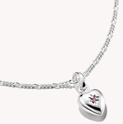 Hjärtformat charm-hänge med rosa sten och stjärnmotiv på kedja