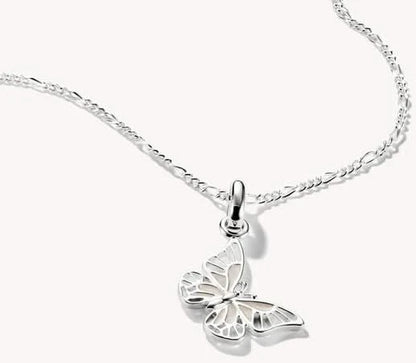 Silverskimrande fjärilsberlock på kedja, vingar med relief