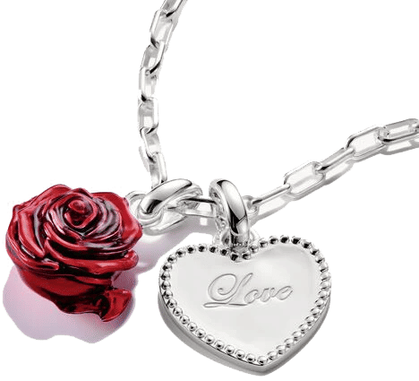 Halsband med silverfärgat hjärthänge, texten "Love" och pärlkanter