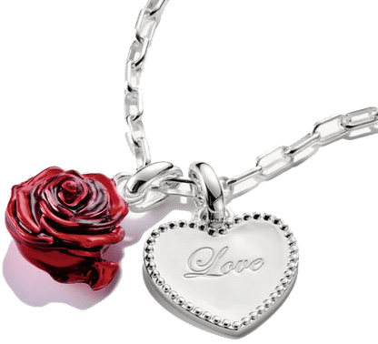 Halsband med silverfärgat hjärthänge, texten "Love" och pärlkanter
