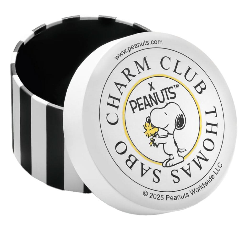 Runt silverberlock med PEANUTS-logotyp, Charm Club-text och Snoopy