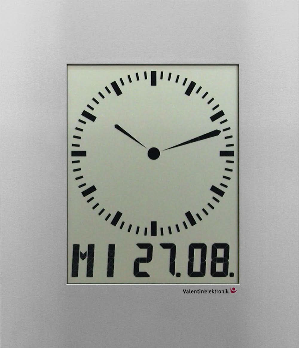 Väggklocka i metall med analog sifferring och digital display 27.08.