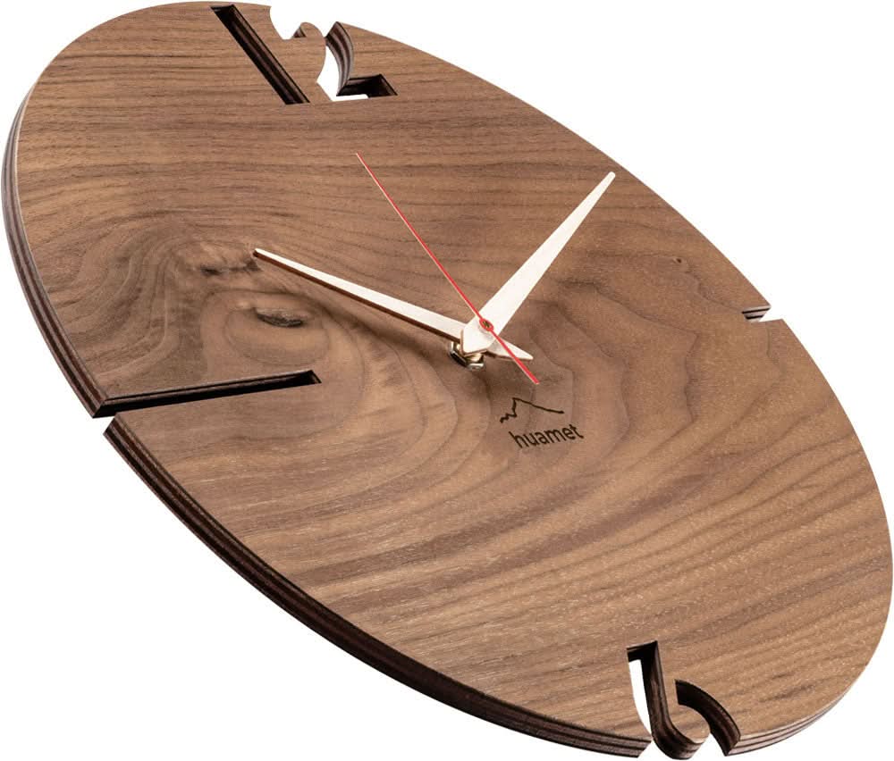 Wanduhr i valnötsträ, sidovy med upphängning och vita visare