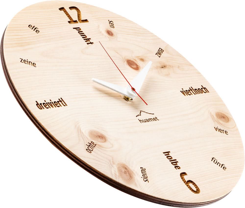 Holz väggklocka, ljus trälook, böjd kant, guldfärgade siffror och visare