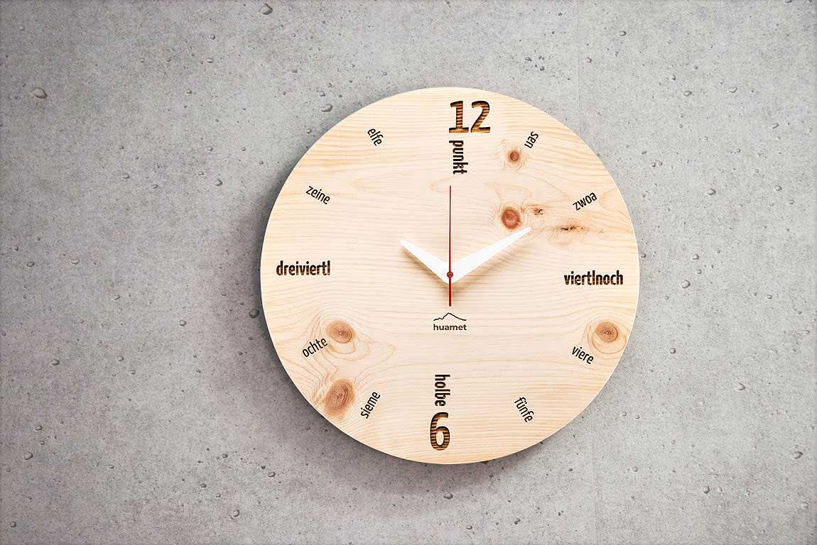 Holz väggklocka med rund trädesign, siffrorna 12/6 och röda visare