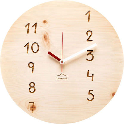 Väggklocka i ljust trä med siffror och röd visare