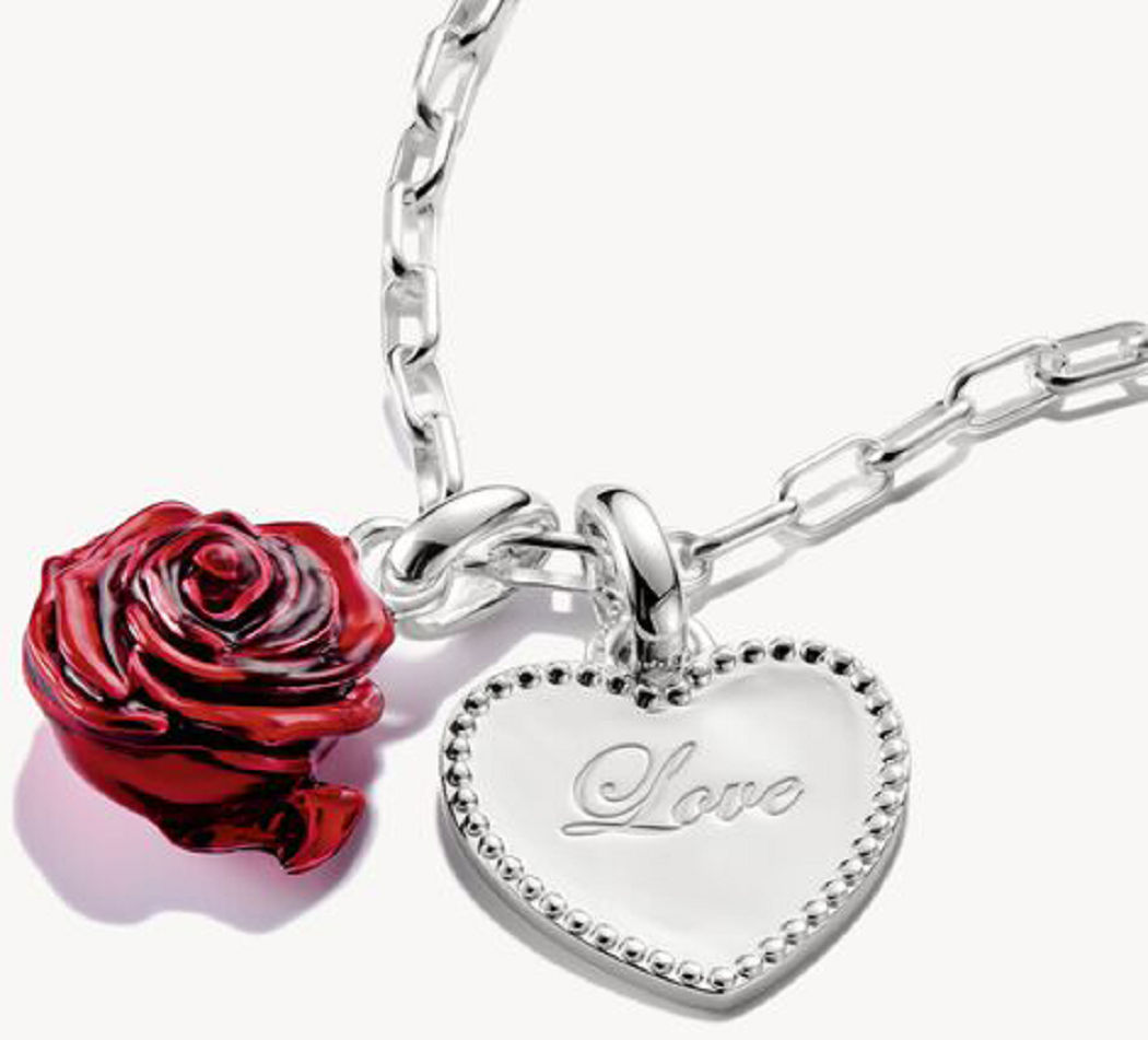 Berlock i silver med röd ros och hjärtformat hänge med texten "Love"