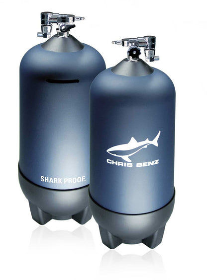 Chris Benz flaskset: två blå gaspatroner med Shark-Proof-logotyp