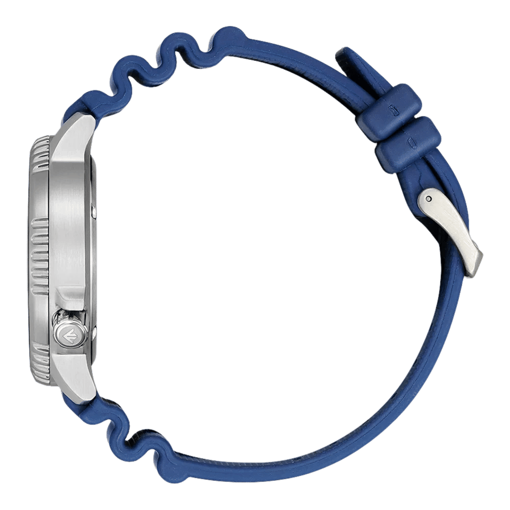 Herrklocka med blått gummiarmband och silverfärgat hölje, sedd från sidan