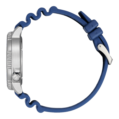 Herrklocka med blått gummiarmband och silverfärgat hölje, sedd från sidan