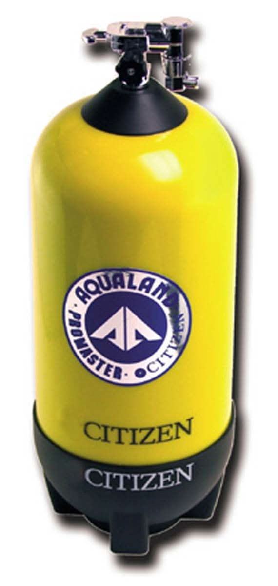 Gul flaska med AQUALAND MASTER CITIZEN-logotyp och texten "CITIZEN"