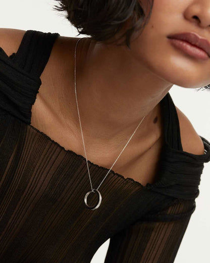 Halsband i 925 sterling silver med runt hänge och zirkoniadekoration