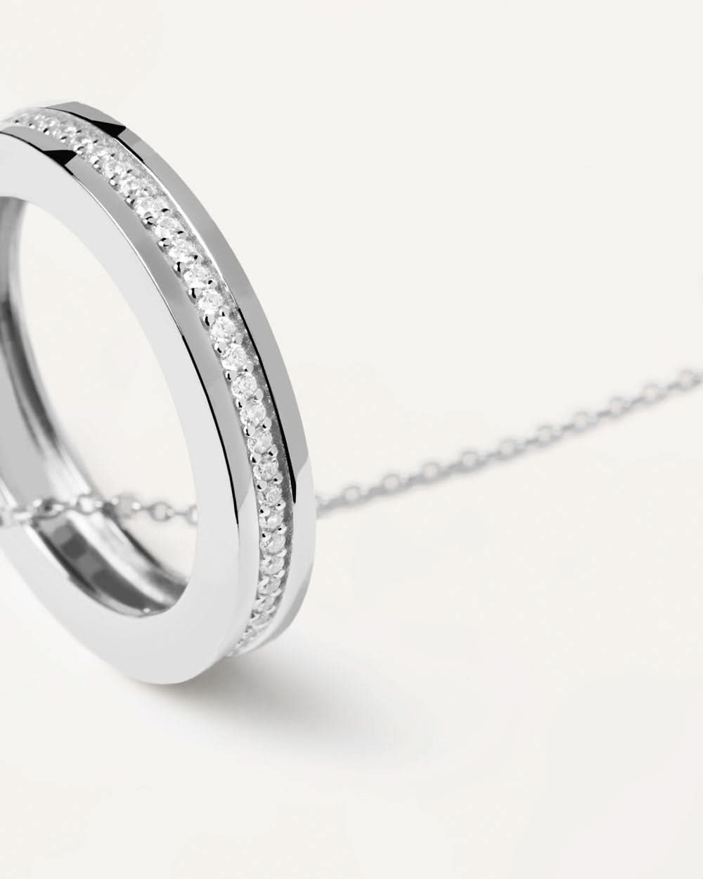 Detaljerad vy: Halsband i 925 sterling silver med ringformad berlock och zirkoniabana