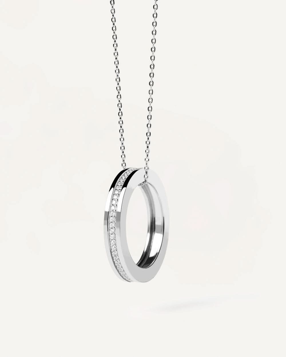 "Halsband i 925 sterling silver med oval cirkelhänge och zirkoniastenar"
