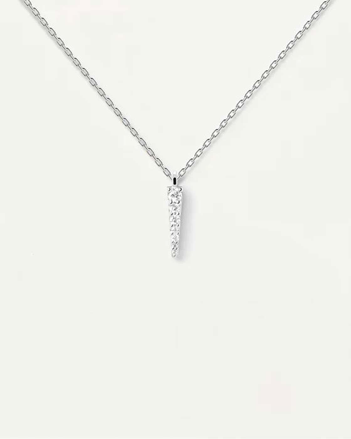 "Halsband i sterlingsilver med avsmalnande hänge, gnistrande stenar"
