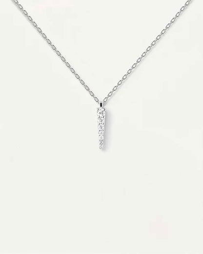 "Halsband i sterlingsilver med avsmalnande hänge, gnistrande stenar"