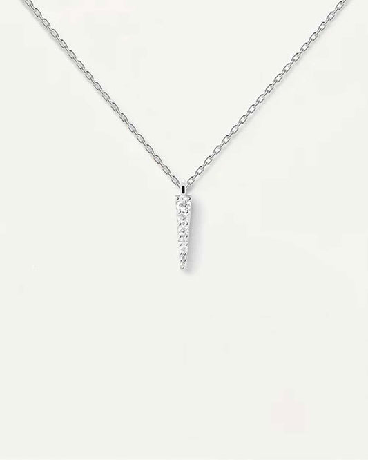 "Halsband i sterlingsilver med avsmalnande hänge, gnistrande stenar"