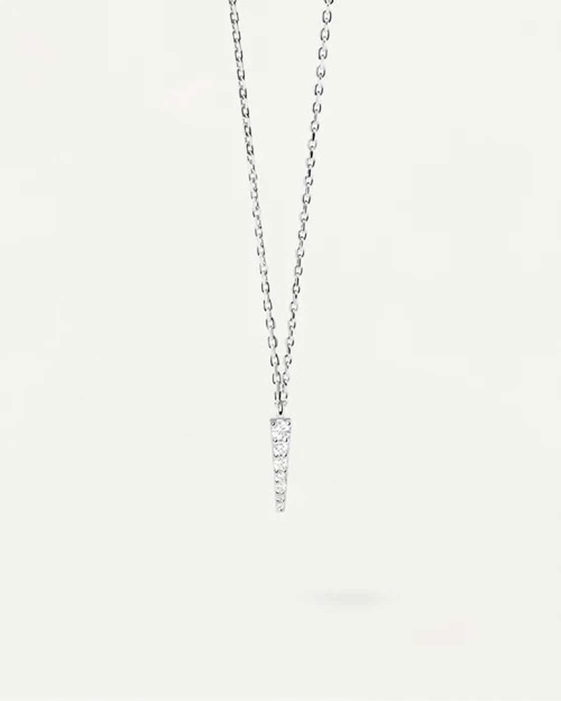Halsband i sterlingsilver med smal, avsmalnande hänge på en fin kedja