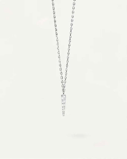 Halsband i sterlingsilver med smal, avsmalnande hänge på en fin kedja