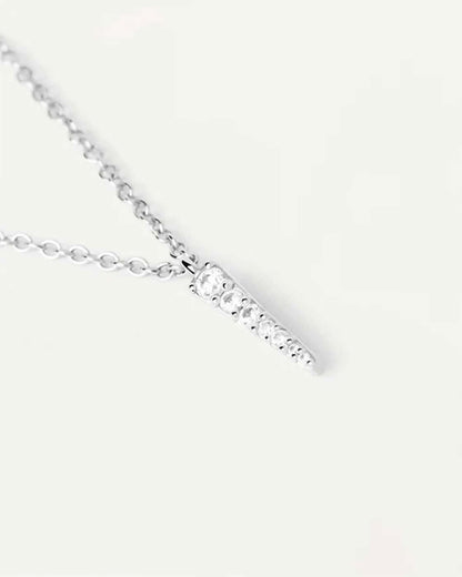 Närbild: spetsig hängsmycke i sterlingsilver med små stenar