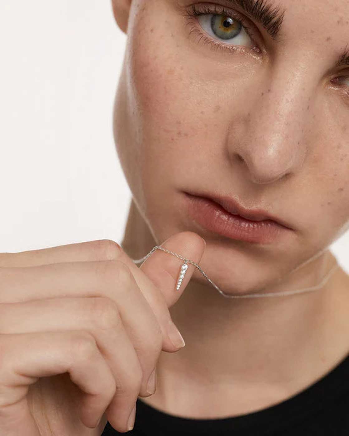 Halsband i sterlingsilver med avsmalnande hänge, buret runt halsen