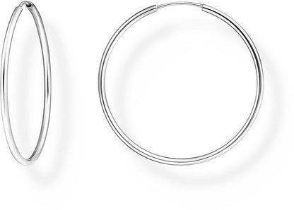 Mellanstora silverfärgade creoler med släta bylar, rund hoops-design