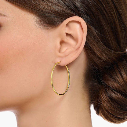 Guldfärgade medelstora creoler vid örat, rund slät ring